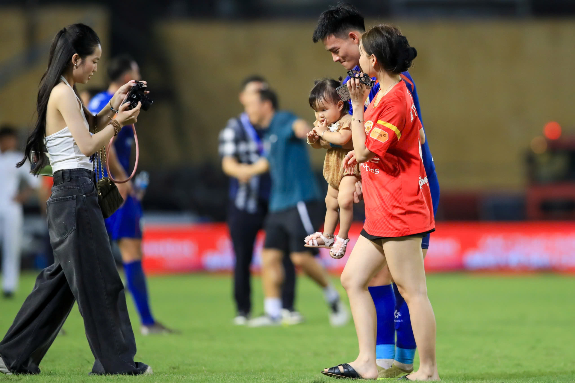 Gia đình Thanh Nhàn đến cổ vũ anh thi đấu