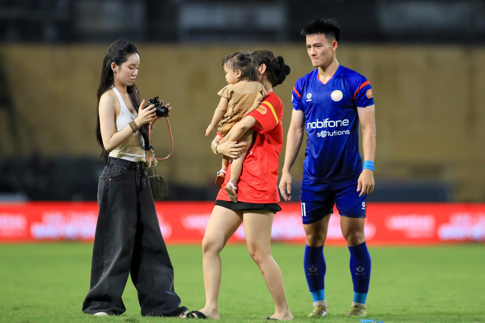 Lần đầu gặp vợ người mẫu của Thanh Nhàn U23 Việt Nam ngoài đời: Visual có nét căng như trên mạng?