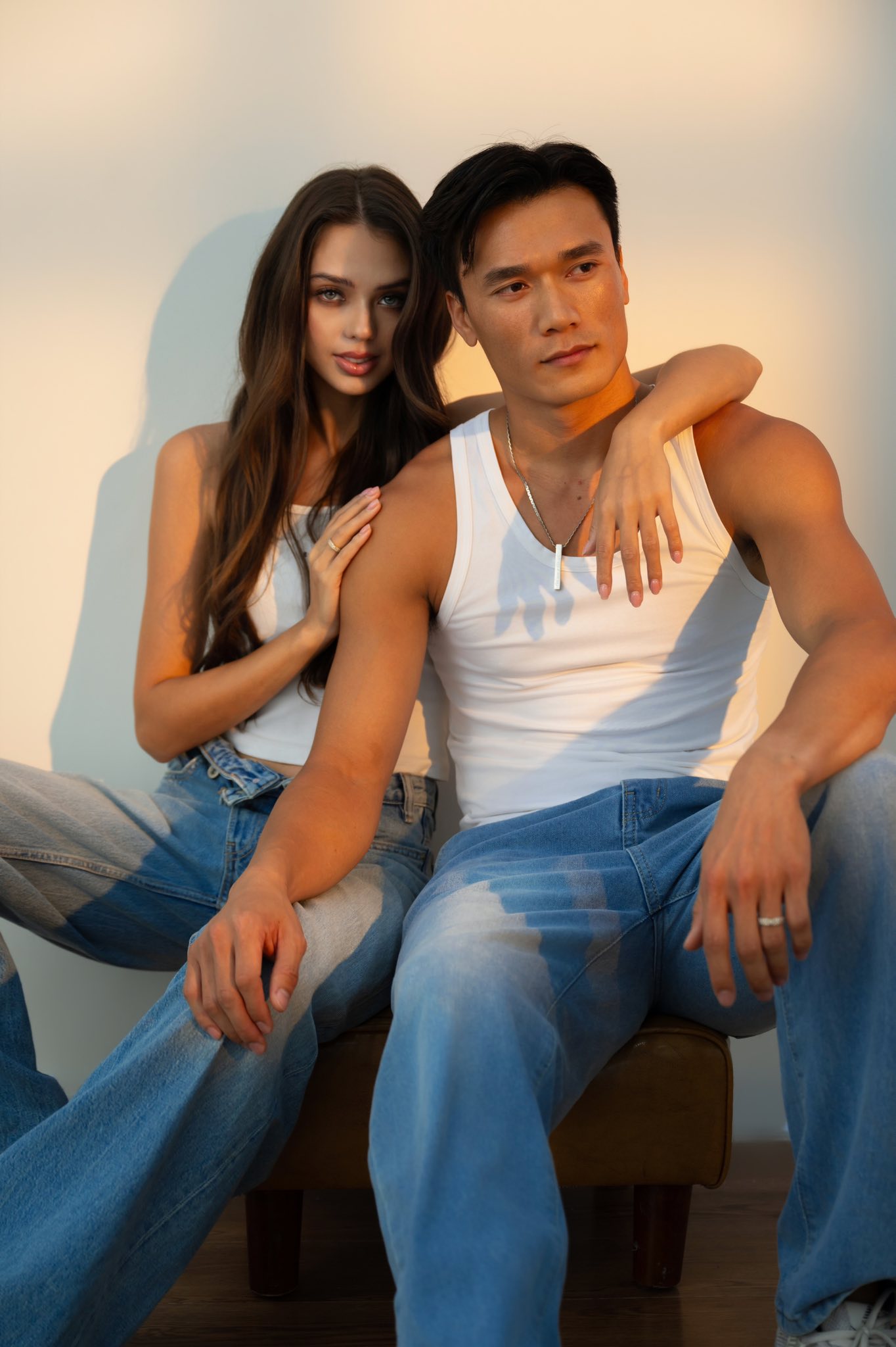 Bùi Tiến Dũng hóa nam thần bên vợ mẫu tây nóng bỏng: Khung hình cực phẩm gấp đôi visual