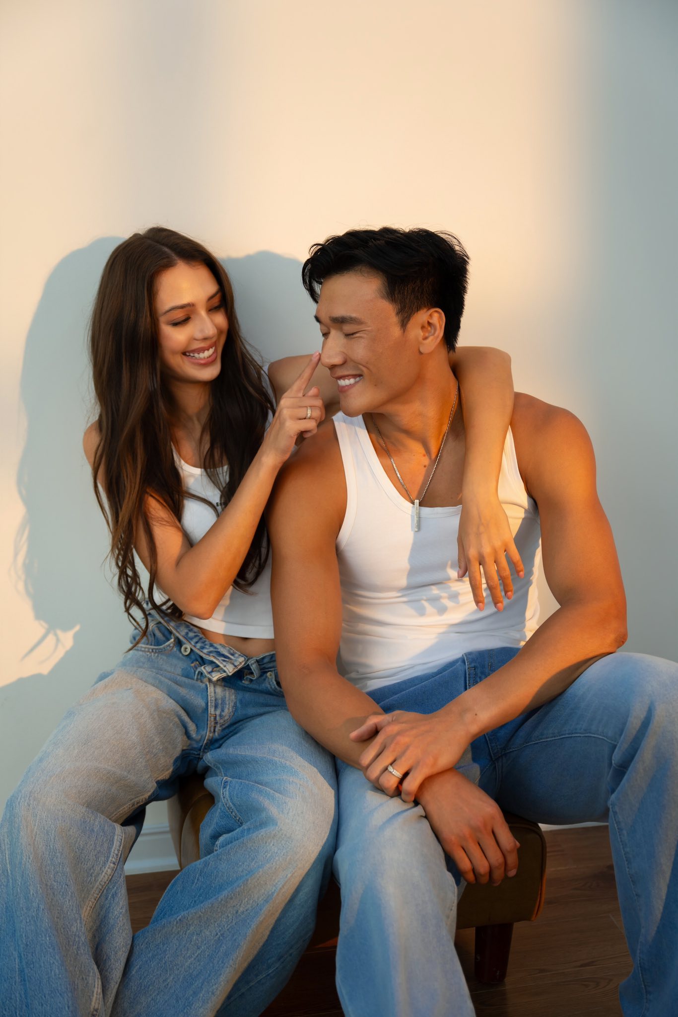 Bùi Tiến Dũng hóa nam thần bên vợ mẫu tây nóng bỏng: Khung hình cực phẩm gấp đôi visual
