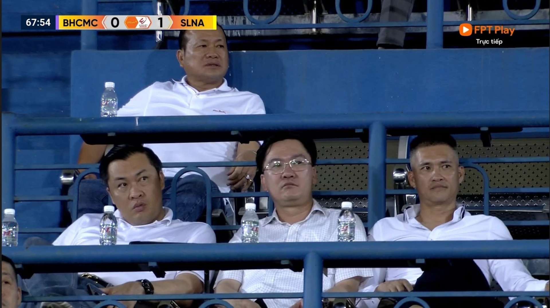 Công Vinh ngoài cùng bên phải xuất hiện ở trận V.League (Ảnh: FPT Play)
