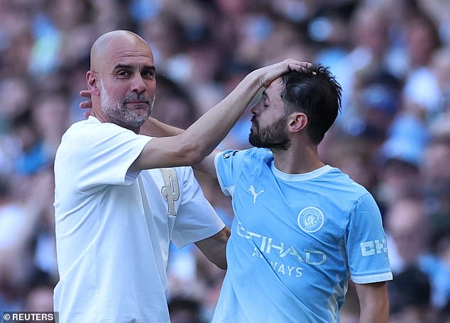 Pep Guardiola và Bernardo Silva đã có một cái ôm đầy xúc động (Ảnh: Reuters)