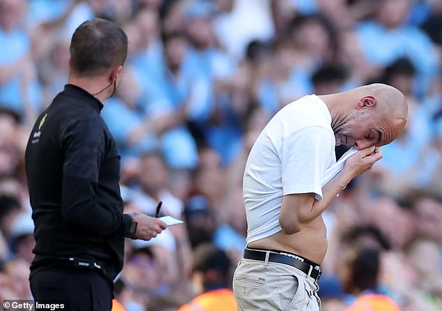 Guardiola đã phải lau nước mắt sau khi Bernardo rời sân trong trận đấu cuối cùng của họ tại Man City (Ảnh: Reuters)