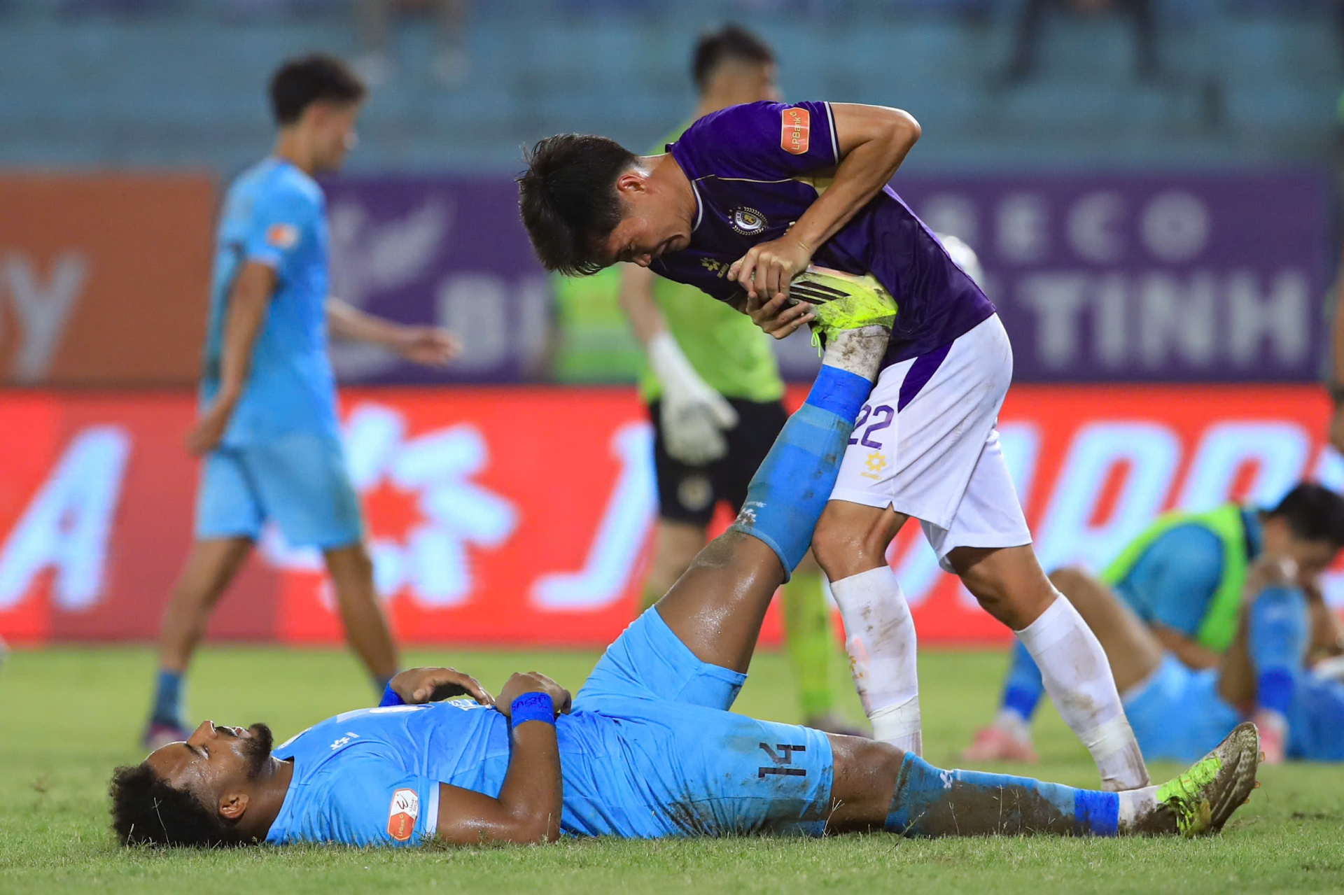 V.League căng thẳng: Hoàng Hên tỏa sáng giúp Hà Nội thắng kịch tính Nam Định trong trận đấu cầu thủ chấn thương liên tục