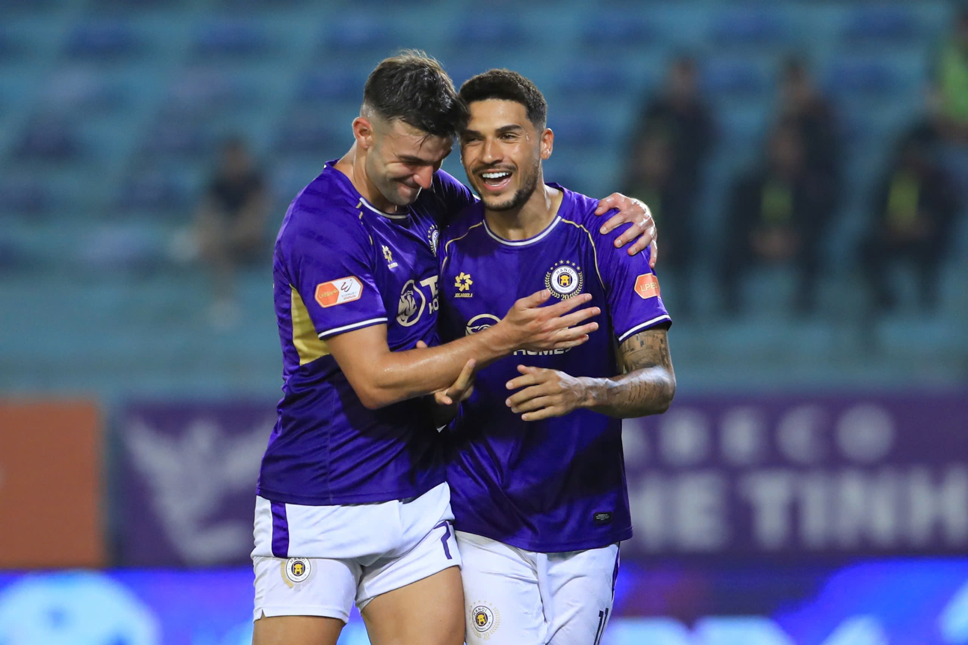 V.League căng thẳng: Hoàng Hên tỏa sáng giúp Hà Nội thắng kịch tính Nam Định trong trận đấu cầu thủ chấn thương liên tục