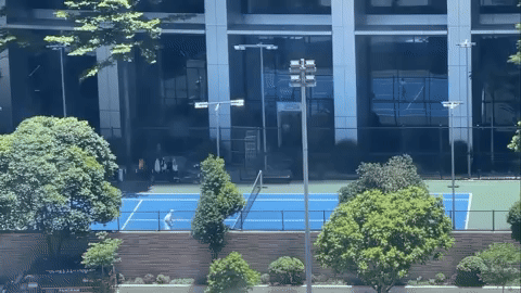 Cảnh chơi tennis giữa trời nắng gây hoang mang (Ảnh cắt từ video)