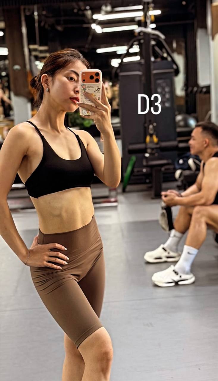 Nhật Lê khoe dáng trong phòng tập