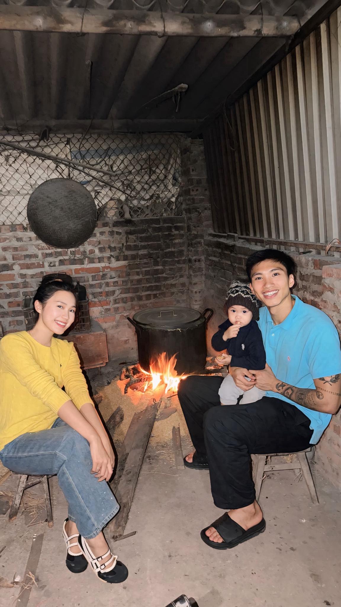 Vợ chồng Văn Hậu khoe trông nồi bánh chưng ngày tết