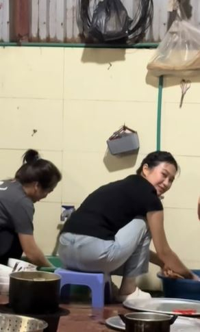 Cô nàng thoải mái cùng các thành viên trong gia đình thu dọn, rửa bát