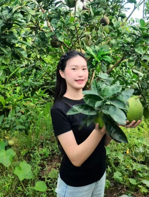 Vợ Văn Hậu thích thú trải nghiệm cuộc sống ở quê