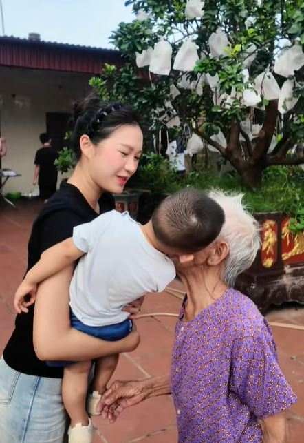 Điều ít ai biết về Doãn Hải My khi về quê làm dâu nhà Văn Hậu: Rửa bát ngày cỗ đến phơi thóc ngày mùa
