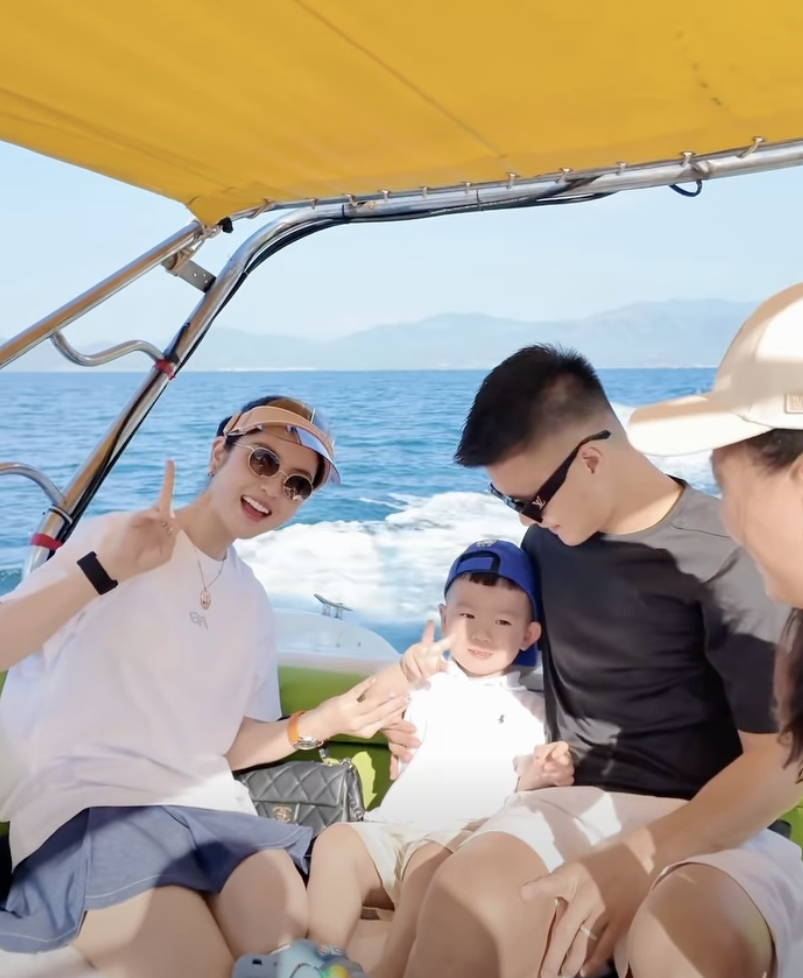 Chu Thanh Huyền khoe visual sáng bừng, chân dài nuột nà tình tứ bên Quang Hải hút 10 triệu lượt xem, sao mà hot thế?