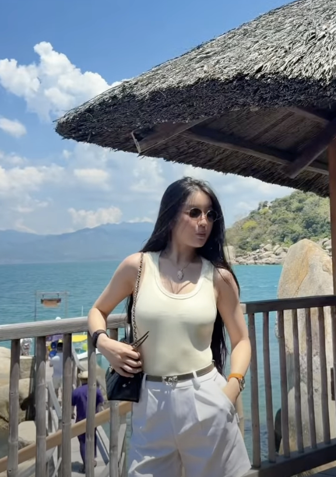 Chu Thanh Huyền khoe visual sáng bừng, chân dài nuột nà tình tứ bên Quang Hải hút 10 triệu lượt xem, sao mà hot thế?