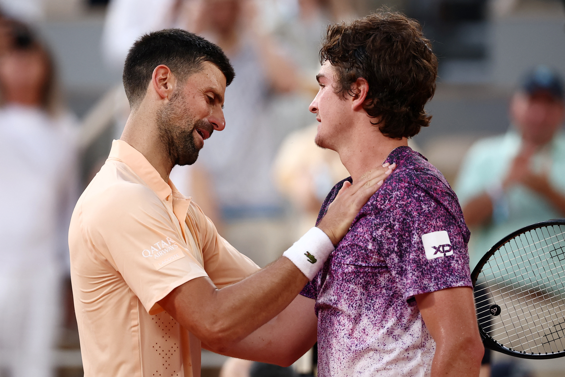 Djokovic bị tay vợt trẻ làm khó (Ảnh: Reuters)