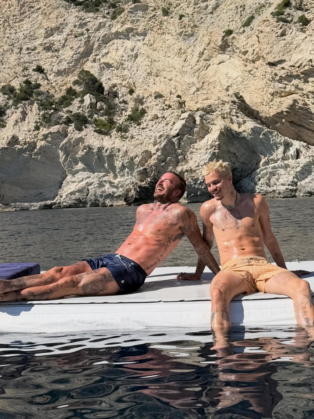 Beckham tắm nắng cùng con trai Romeo