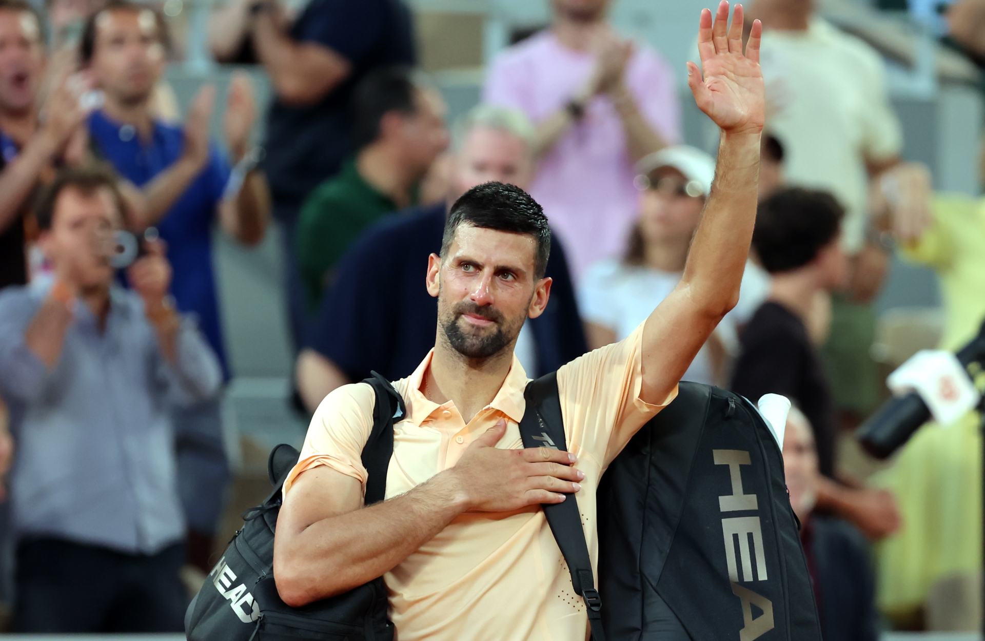 Djokovic rời giải đấu (Ảnh: EPA)