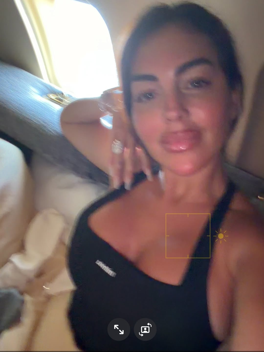Georgina - vợ sắp cưới Ronaldo khoe dáng sexy đốt mắt trên chuyên cơ 77 triệu USD, cuộc sống xa hoa đậm mùi tiền