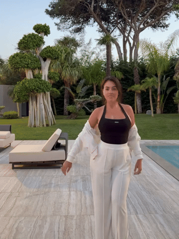 Georgina - vợ sắp cưới Ronaldo khoe dáng sexy đốt mắt trên chuyên cơ 77 triệu USD, cuộc sống xa hoa đậm mùi tiền