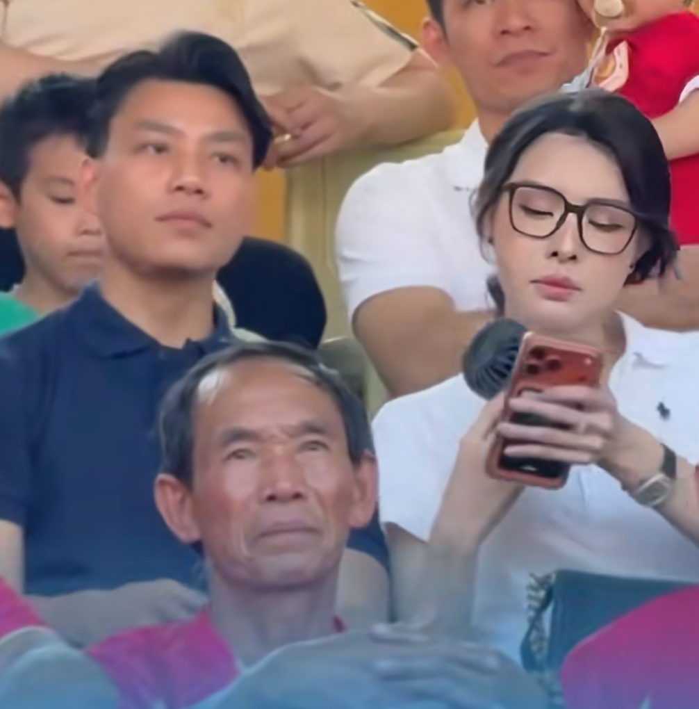 Văn Thanh không thi đấu, ngồi khán đài cổ vũ đội bóng cùng vợ Bích Hạnh (Ảnh: Bóng đá Đời sống)
