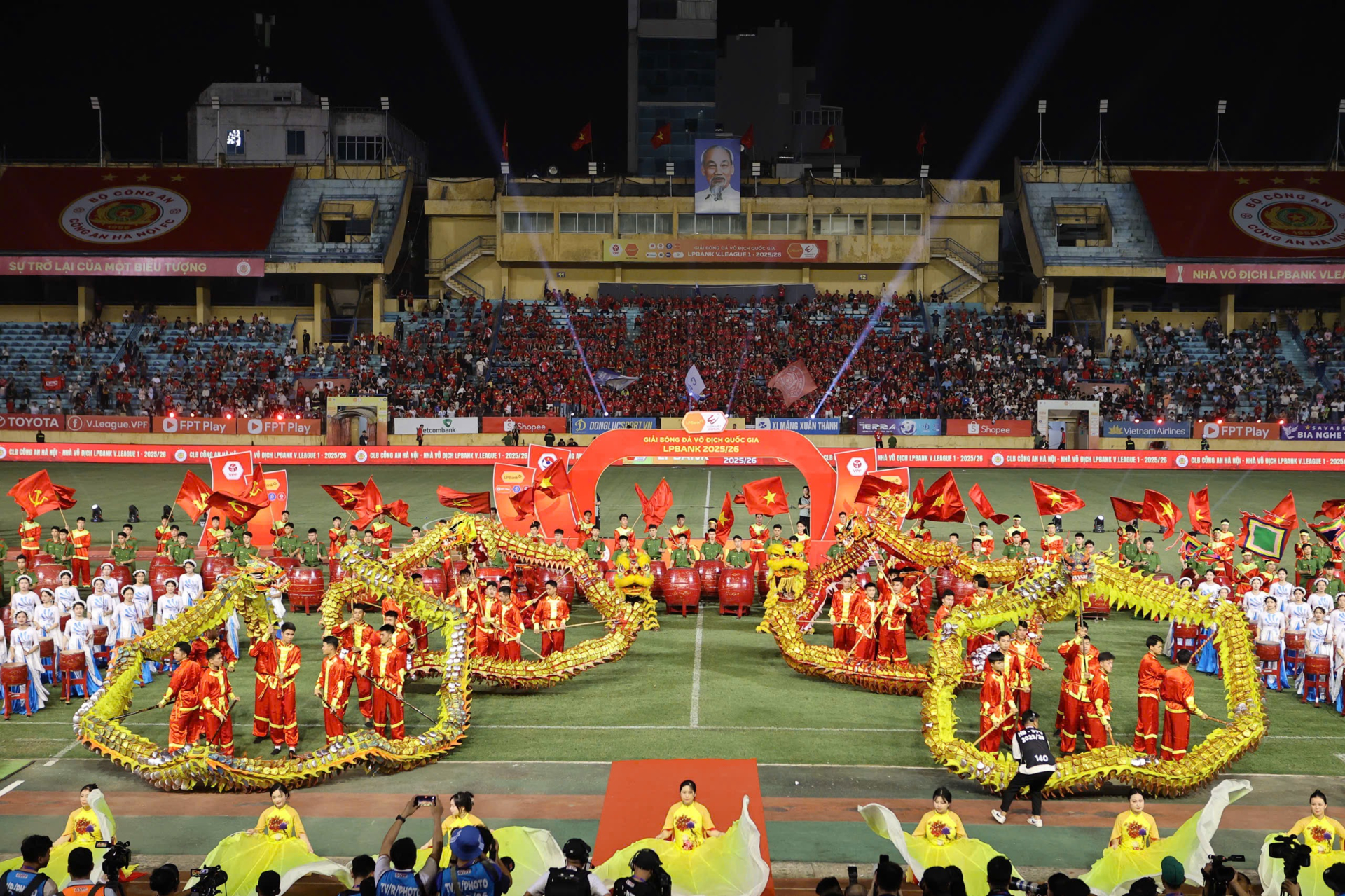 Sân Hàng Đẫy như mở hội