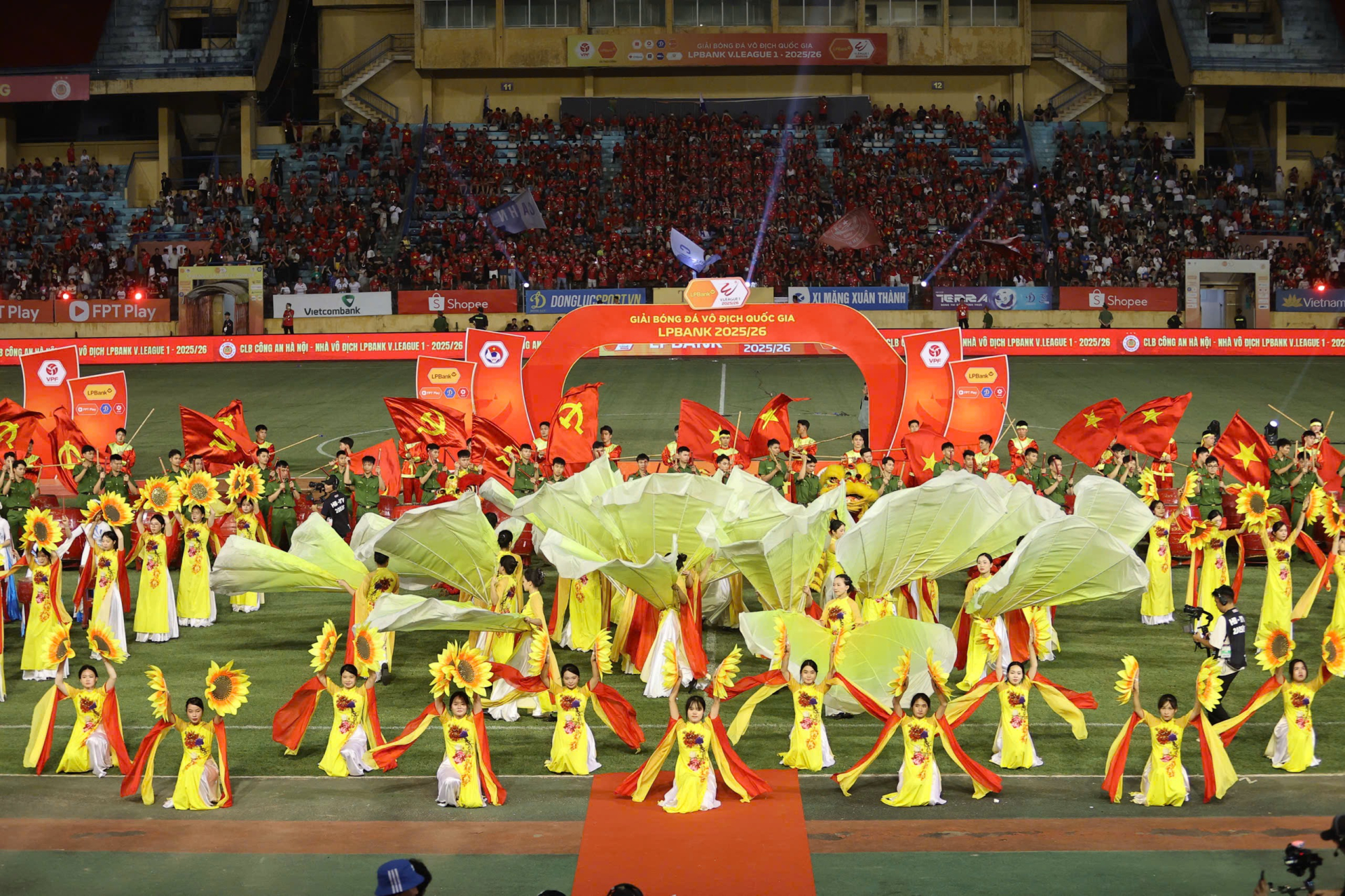 Trái ngược với niềm vui của CAHN, bầu không khí ảm đạm đang bao trùm lấy Becamex TP.HCM. Thất bại này khiến họ dậm chân tại chỗ với 21 điểm sau 25 trận
