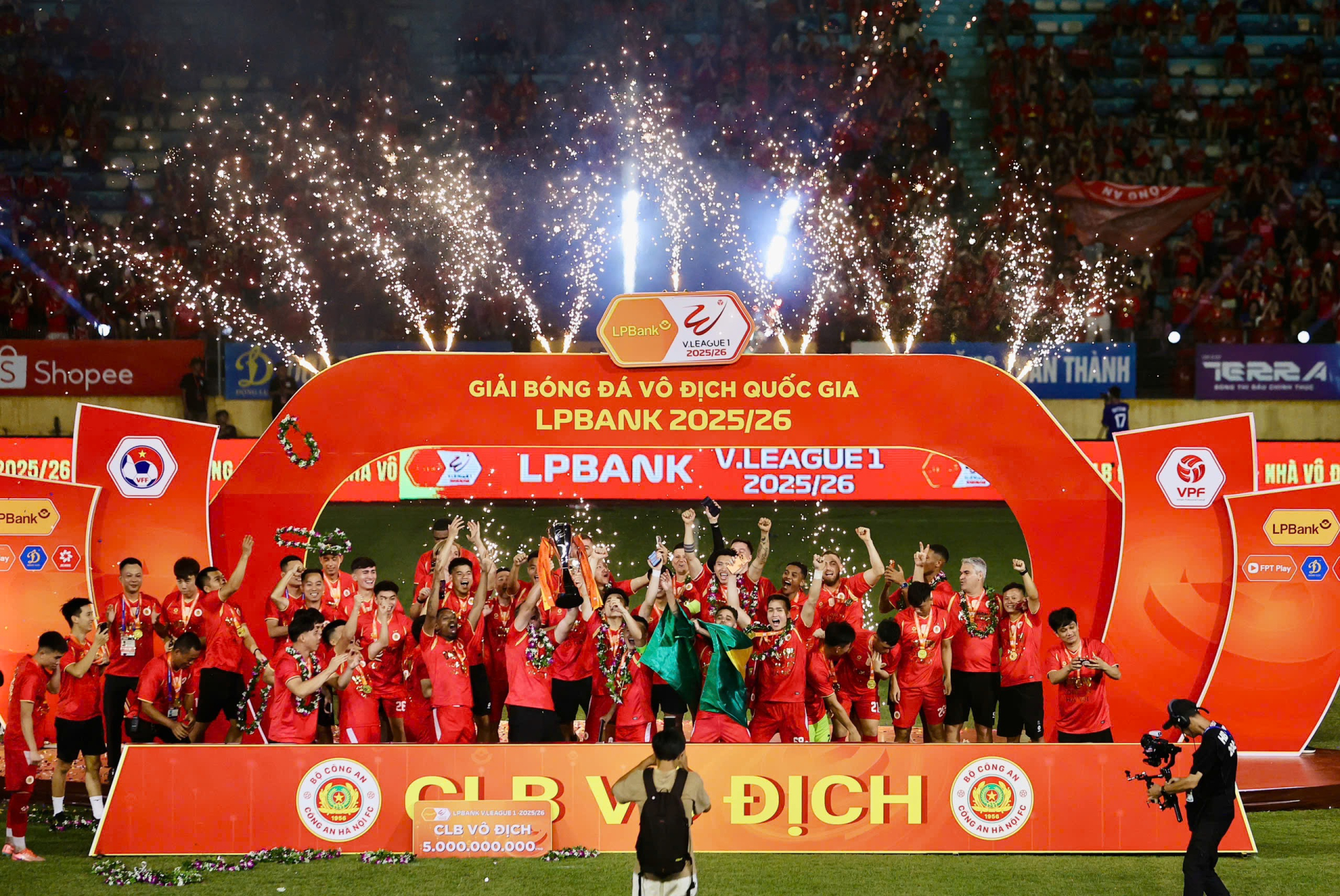 Trong ngày chính thức nhận cúp vô địch V.League 2025/2026 trên sân nhà Hàng Đẫy tối 31/5, CLB Công an Hà Nội (CAHN) đã cống hiến cho người hâm mộ một bữa tiệc bóng đá mãn nhãn khi đánh bại Becamex TP.HCM với tỷ số 2-1
