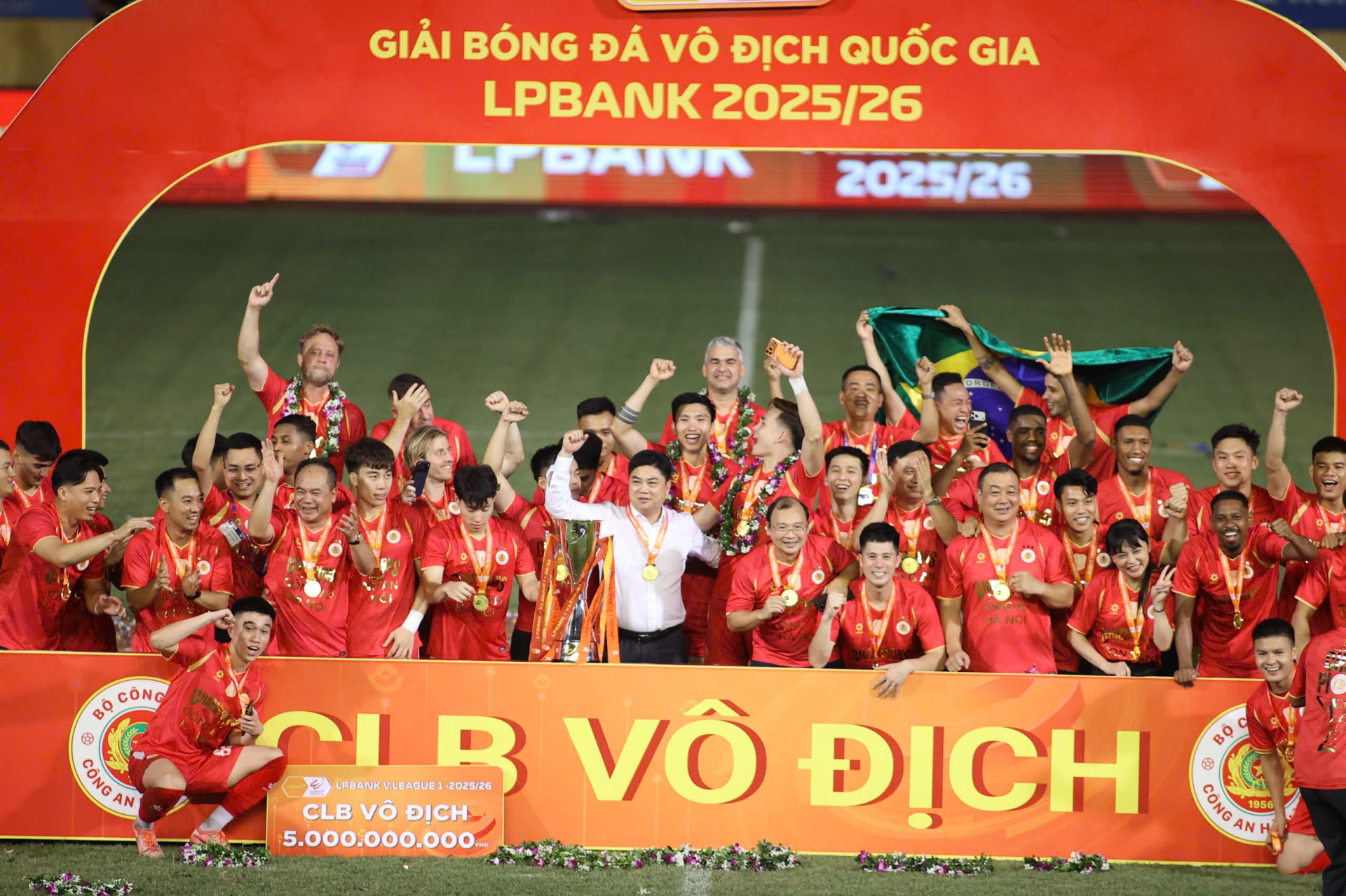 Chiến thắng chung cuộc 2-1 không chỉ làm cho ngày nâng cúp của CLB CAHN thêm phần lung linh, mà còn giúp thầy trò HLV Mano Polking chạm mốc 64 điểm. Thành tích này chính thức san bằng kỷ lục về điểm số trong một mùa giải giải V-League mà CLB Hà Nội từng thiết lập vào năm 2018