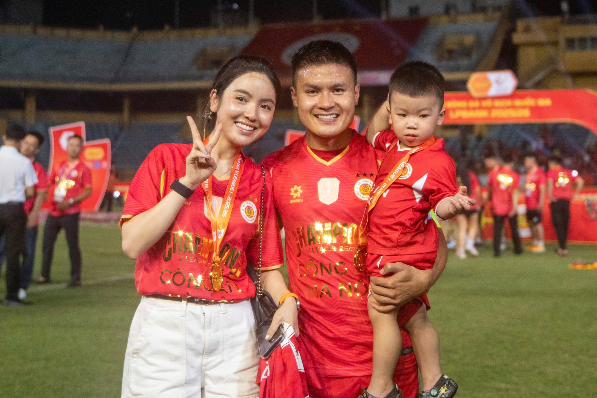 Quang Hải trao huy chương vô địch cho vợ con đến cỗ vũ