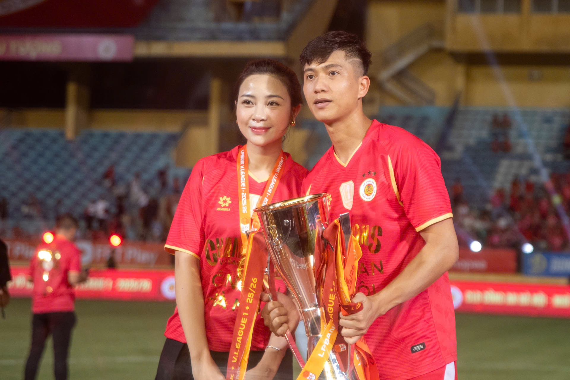 Võ Nhật Linh cũng đi từ Nghệ An ra Hà Nội chung vui với chồng. Nàng WAG sinh năm 1998 khoe visual sáng bừng chấp cả camera thường