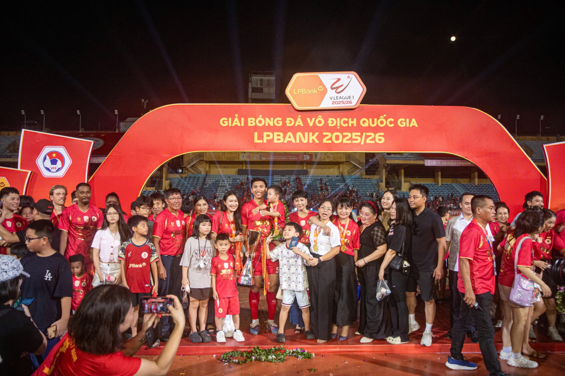 Gia đình, bố mẹ và mẹ vợ Văn Hậu cùng ăn mừng trên bục