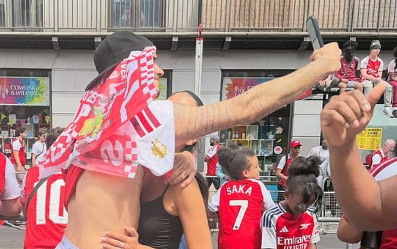 Romeo cùng bạn gái hoà mình vào dòng người CĐV Arsenal 