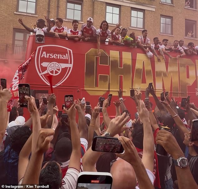 Không khí tưng bừng của các CĐV Arsenal ăn mừng vô địch Ngoại hạng Anh cùng đội bóng