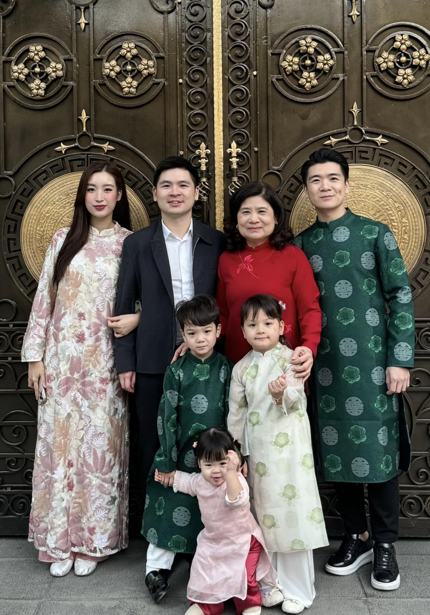 Phu nhân nhà bầu Hiển cùng các con cháu