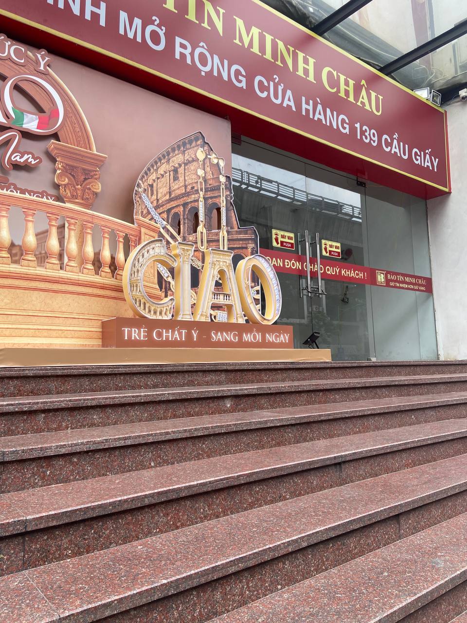 Khu vực hội trường cho khách ngồi chờ giao dịch tại Bảo Tín Minh Châu (số 139 Cầu Giấy) cũng bị khóa