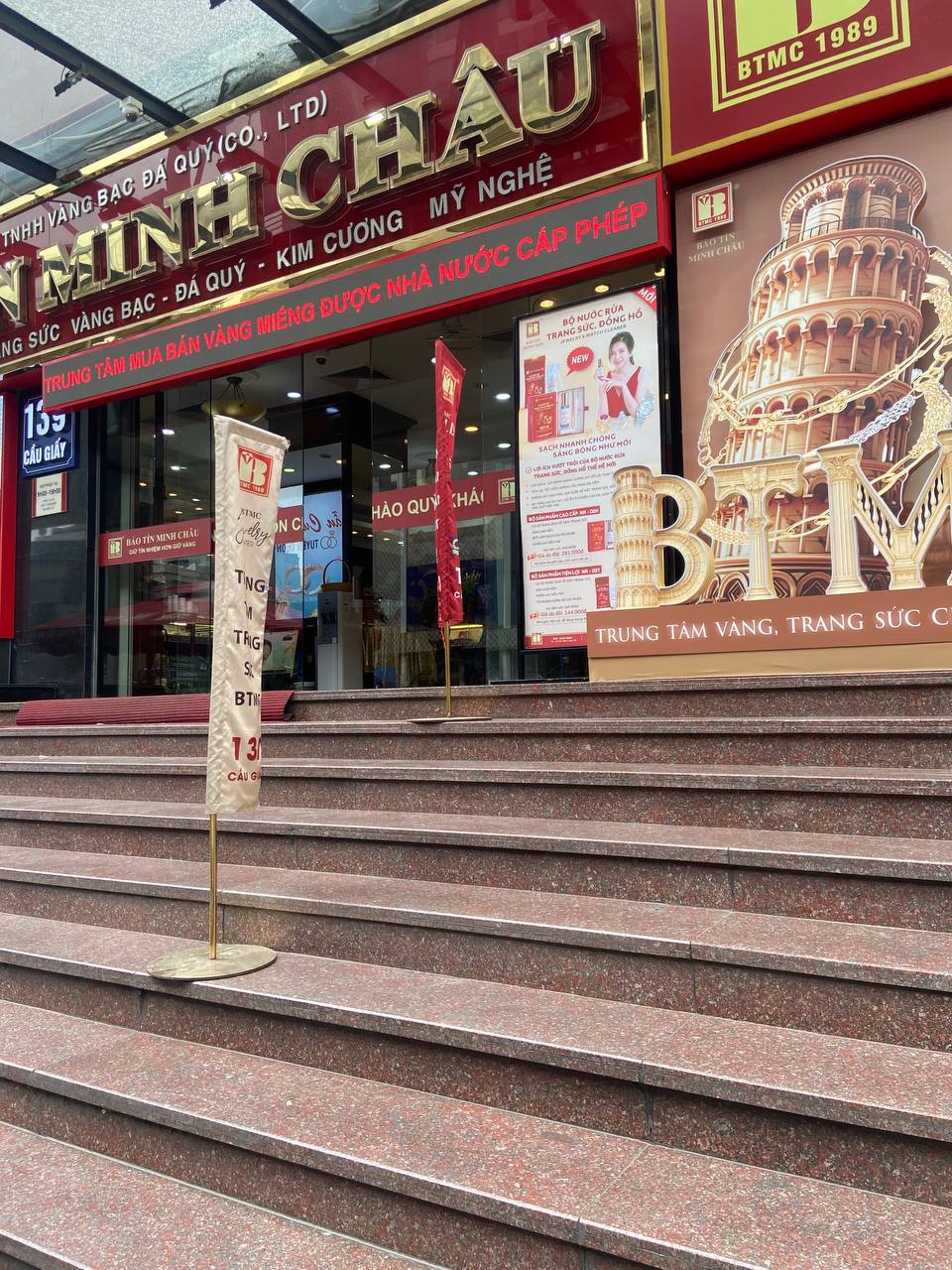 Tình hình tương tự cũng diễn ra tại Bảo Tín Minh Châu (số 139 Cầu Giấy) vào ngày hôm nay