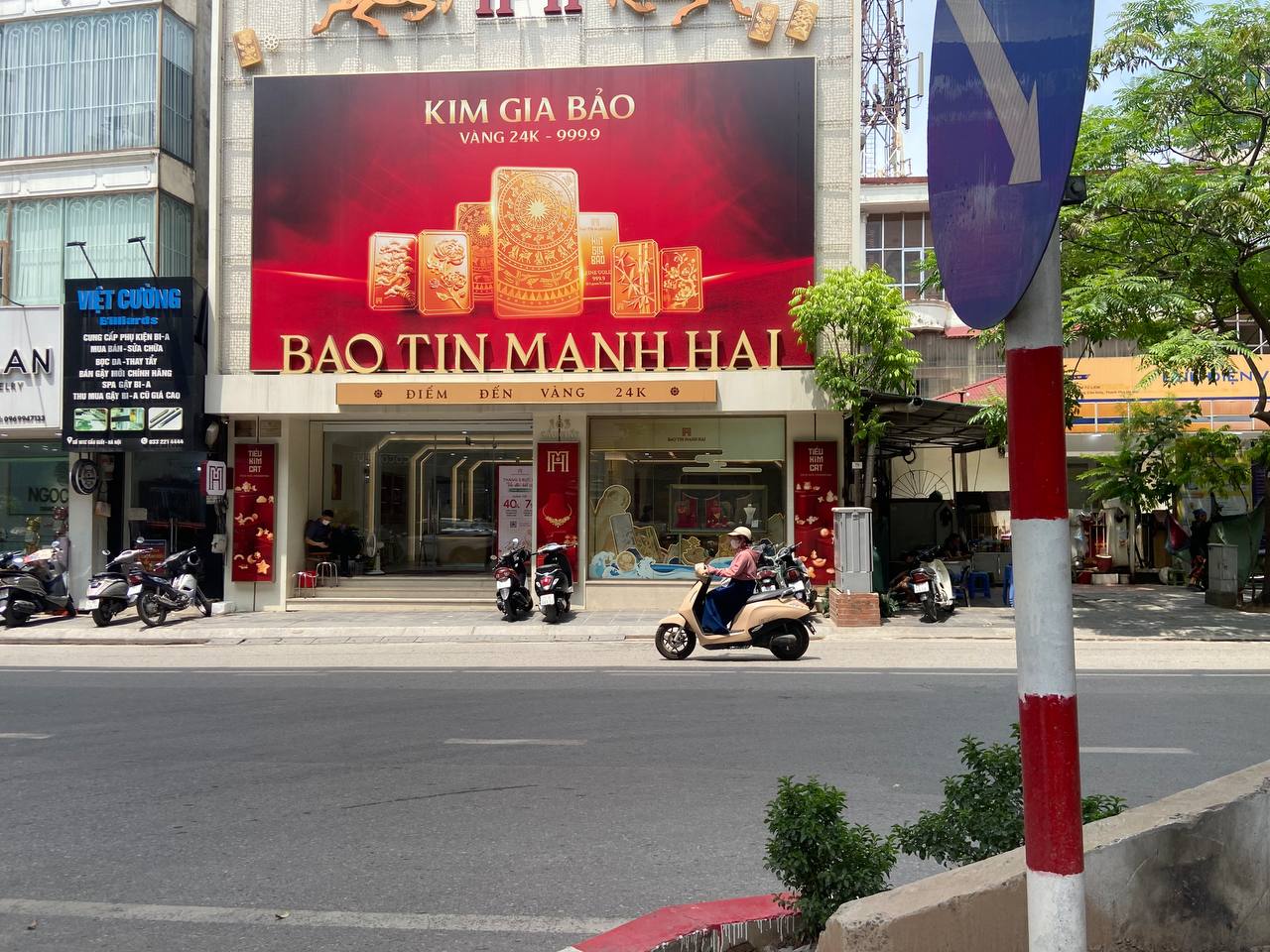 Bảo Tín Mạnh Hải (số 163 Cầu Giấy) lúc hơn 10h sáng nay, không còn cảnh khách xếp hàng chờ mua vàng