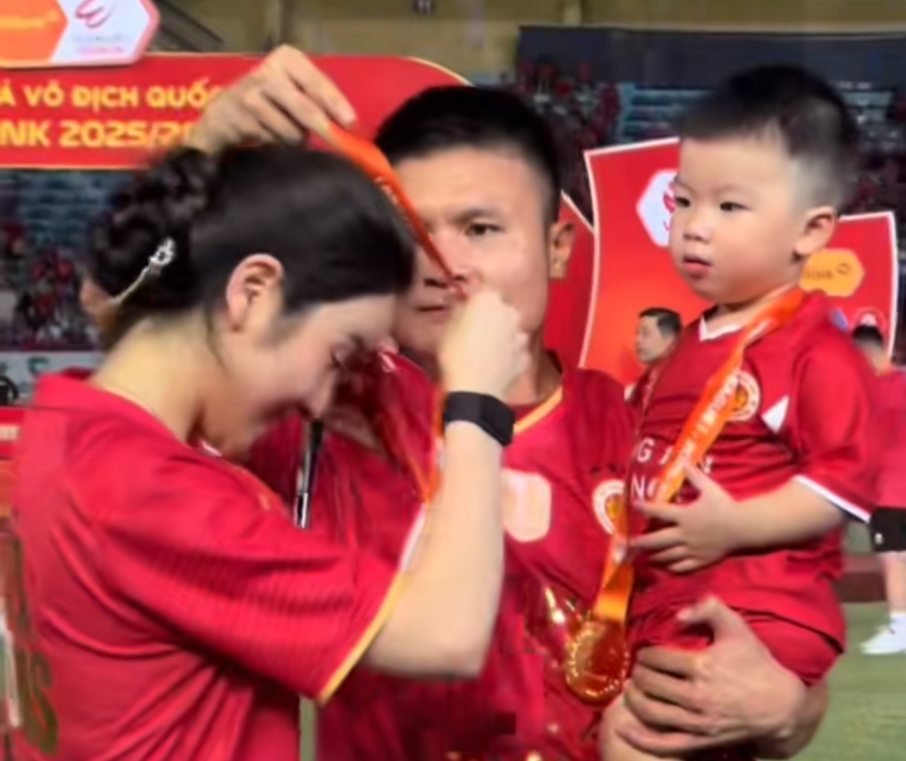Quang Hải đeo huy chương cho vợ (Ảnh: Hoàng Phạm)