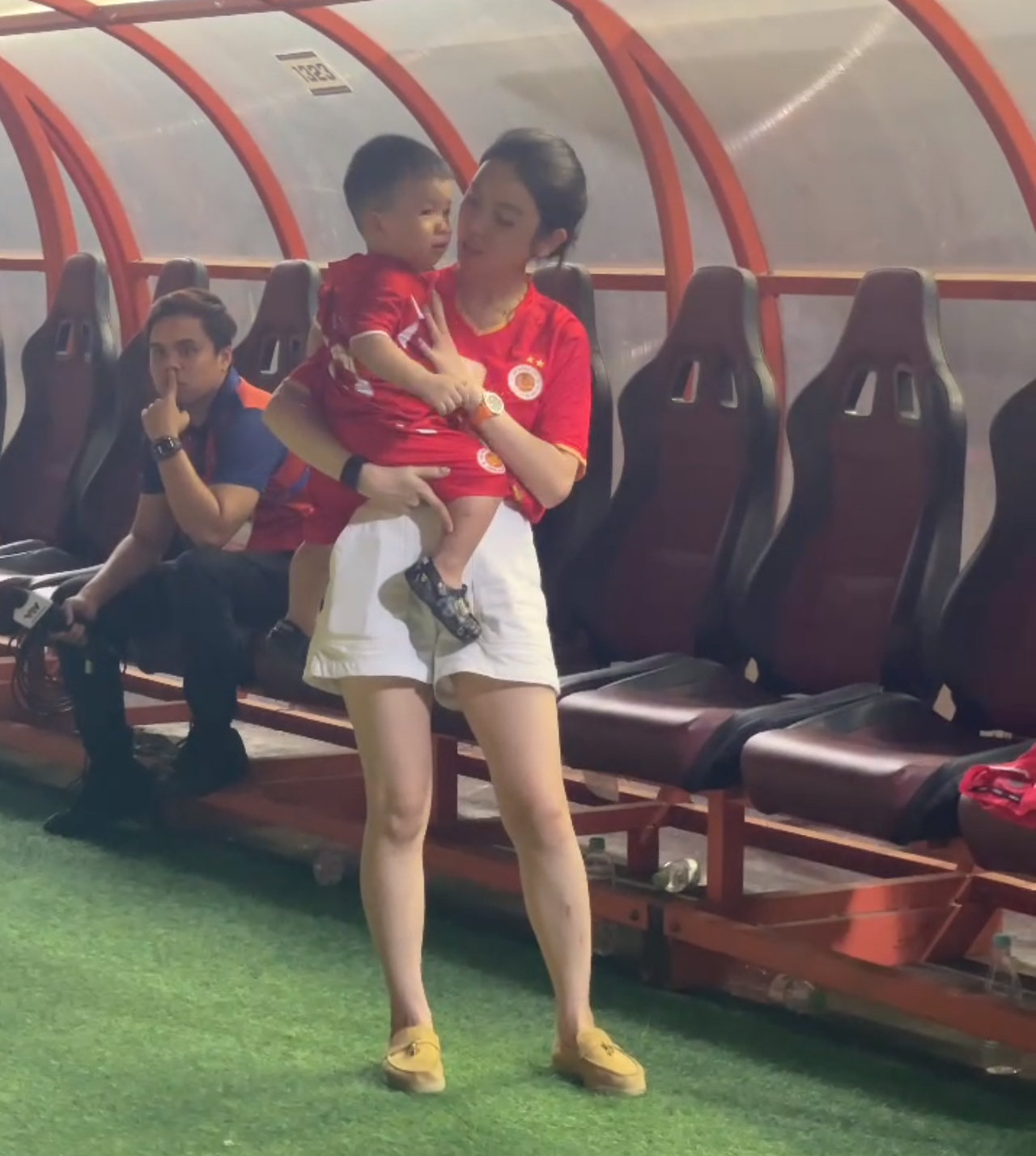 Chu Thanh Huyền bế con trai đến cổ vũ Quang Hải (Ảnh: Hải Đăng)