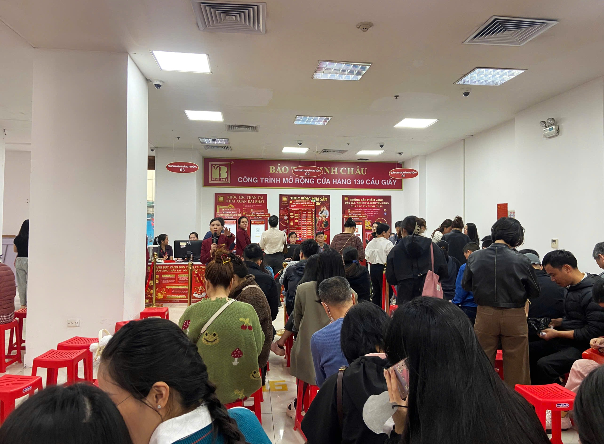 Còn đây là khung cảnh tại Bảo Tín Minh Châu (số 139 Cầu Giấy) vào ngày 3/3 khi giá vàng ở đỉnh