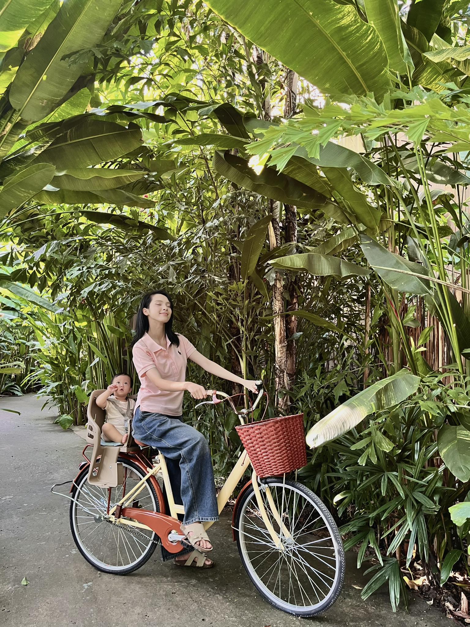 Sau khi kết hôn, sinh con, Quỳnh Lương lui về sống trong căn resort sân vườn bề thế của chồng 