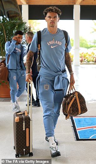 Nico O'Reilly sử dụng vali và túi của Louis Vuitton 