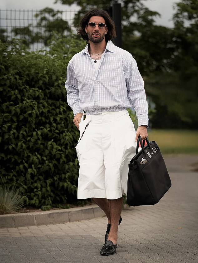 Đội trưởng đội tuyển Hungary, Dominik Szoboszlai mang chiếc túi Hermes Birkin bằng da màu đen thanh lịch với khóa bạc sáng bóng, trị giá khoảng 35.000 bảng Anh