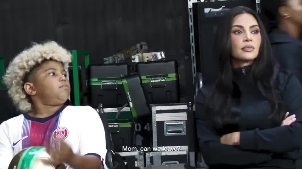 Kim Kardashian xuất hiện cùng con trai Saint