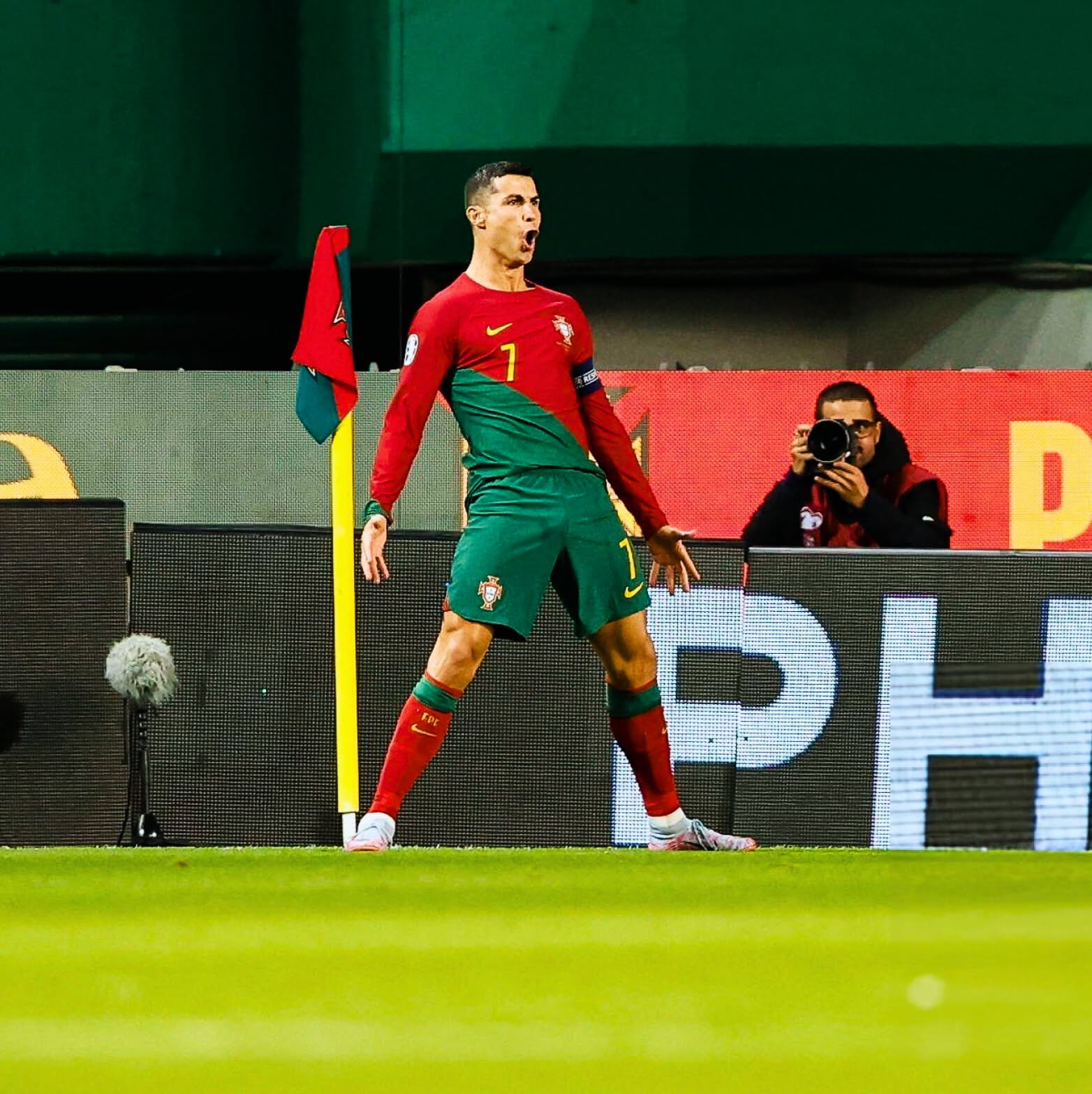 Ronaldo đăng ký 6 thường hiệu