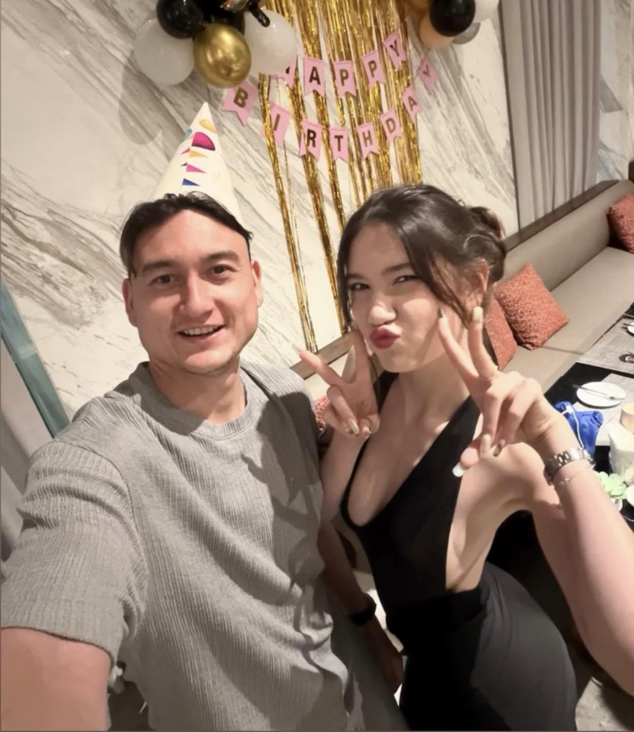 Văn Lâm đón sinh nhật cùng em gái 