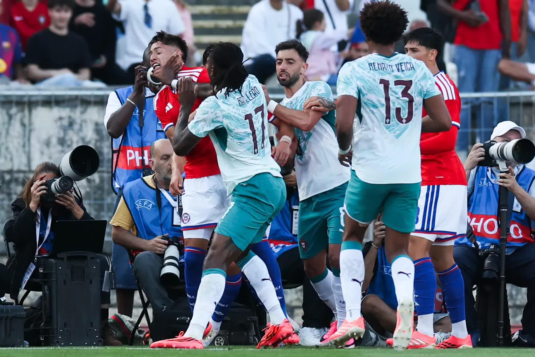 João Cancelo (Bồ Đào Nha) được cho là tát đối thủ (Ảnh: Reuters)