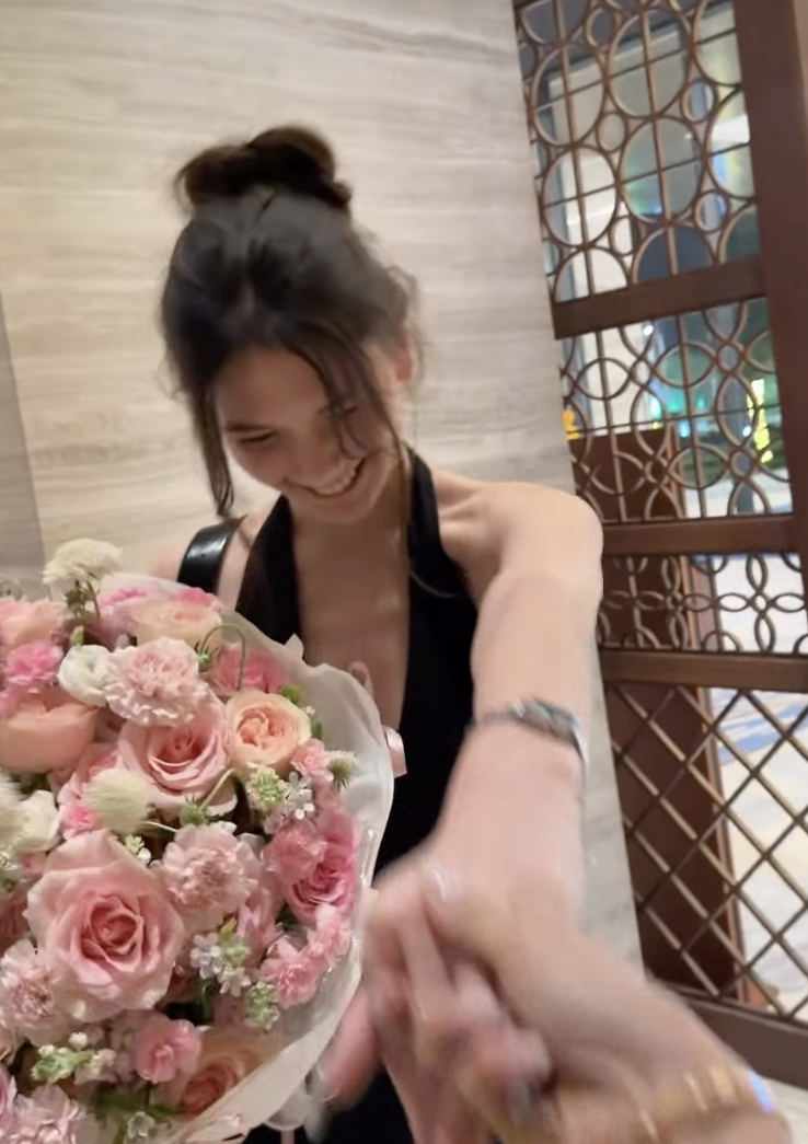 Sắc vóc tuổi 19 phổng phao của em gái Văn Lâm: Chân dài nuột nà lấn át cả nàng WAG sexy Yến Xuân