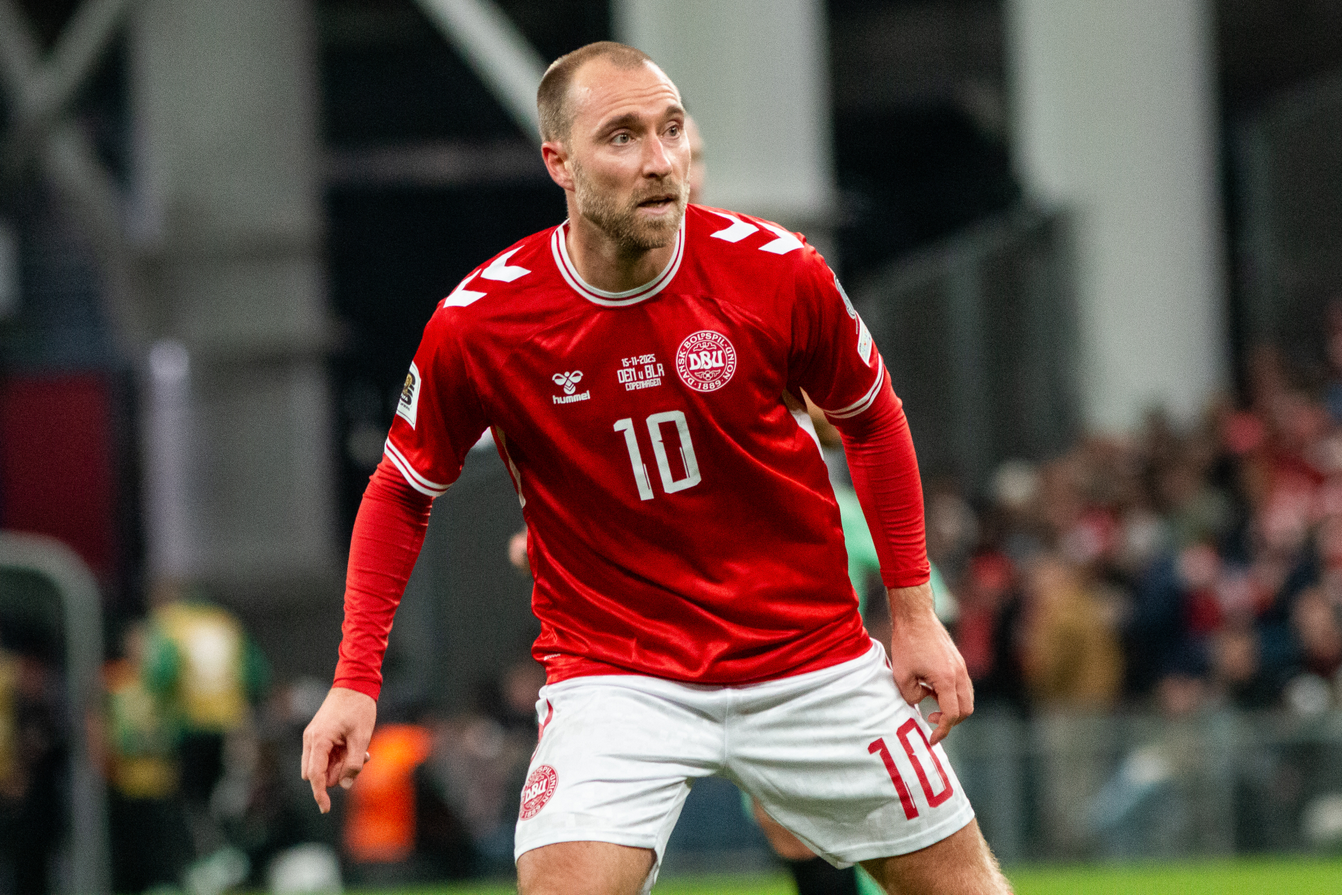 Christian Eriksen ngã gục trong trận giao hữu giữa Đan Mạch và Ukraine (Ảnh: Getty)