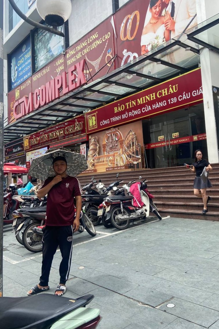 Bảo Tín Minh Châu Cầu Giấy đã tạm đóng cửa công trình mở rộng cửa hàng - vốn là khu vực đặt 3 cây “ATM vàng” và không gian hội trường cho khách xếp hàng chờ giao dịch
