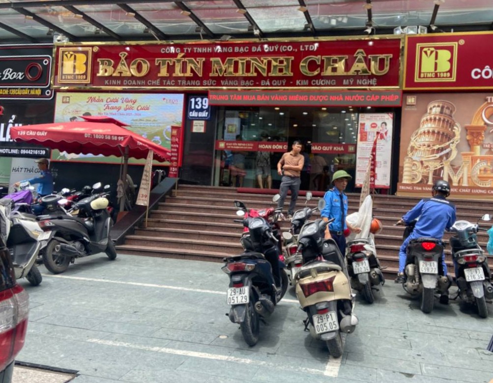 Không còn cảnh tượng khách xếp hàng mua vàng như thường thấy
